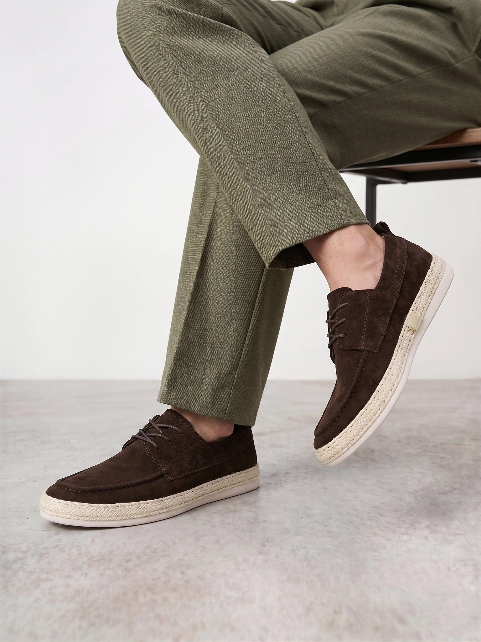 Мокасины темно-коричневого цвета на низкой подошве